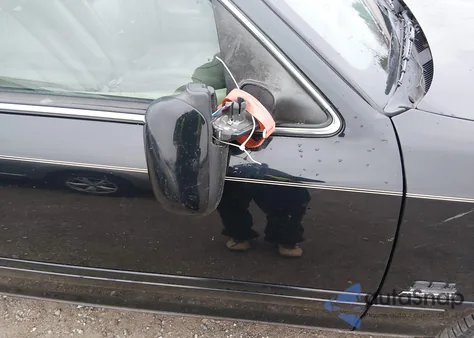 2001 Ford Crown Victoria Lx z USA, uszkodzony, nr VIN 2FAFP74W41X119689